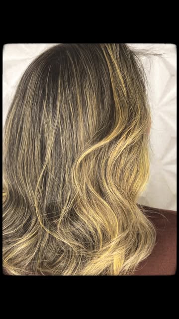 Cabelo com mechas douradas e ondas